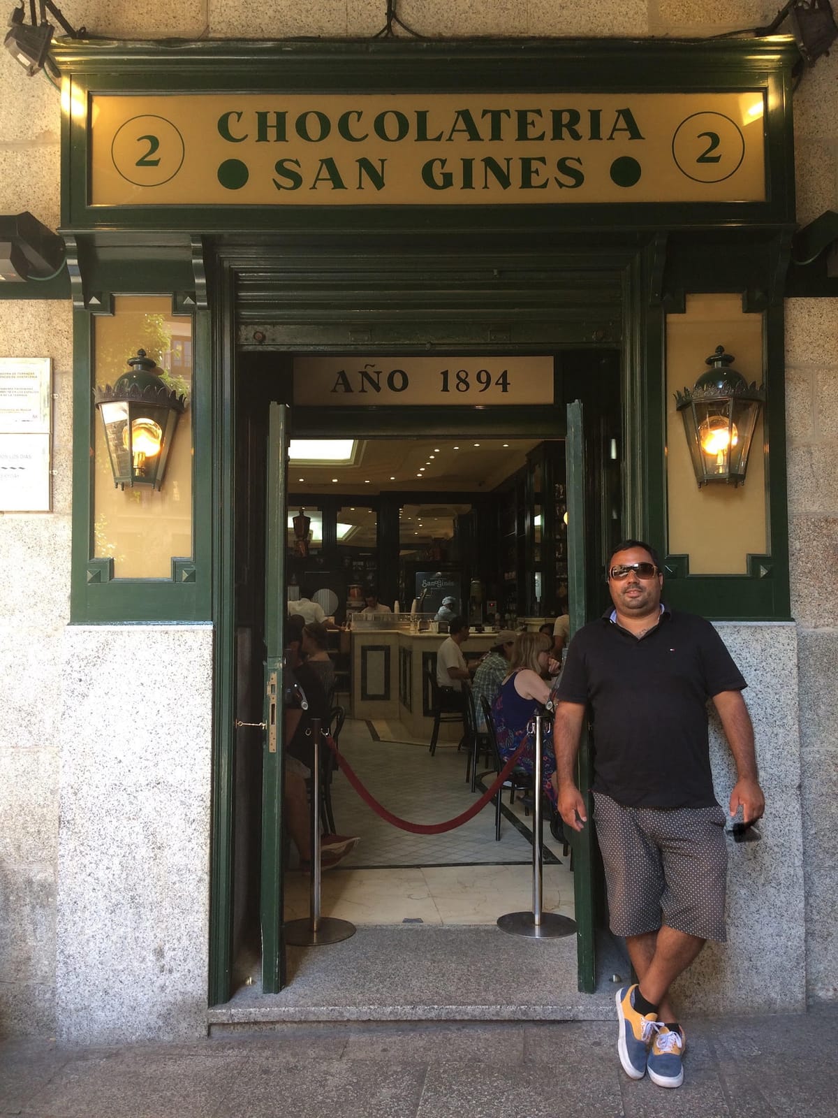 Outside Chocolatería San Ginés in Madrid, año 1894